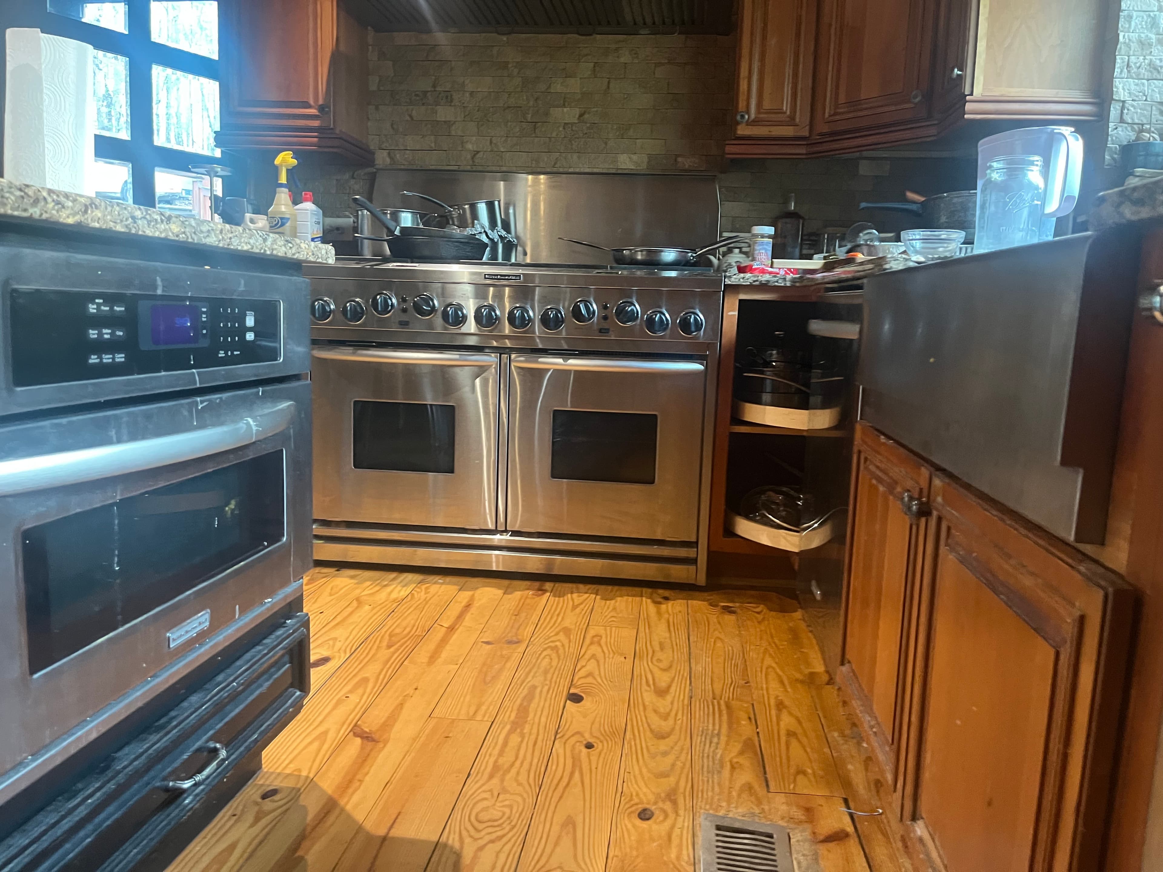 Professional kitchen with 8-burner stove and granite